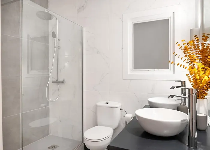 Historical Penthouse At Cardosas Block דירה *